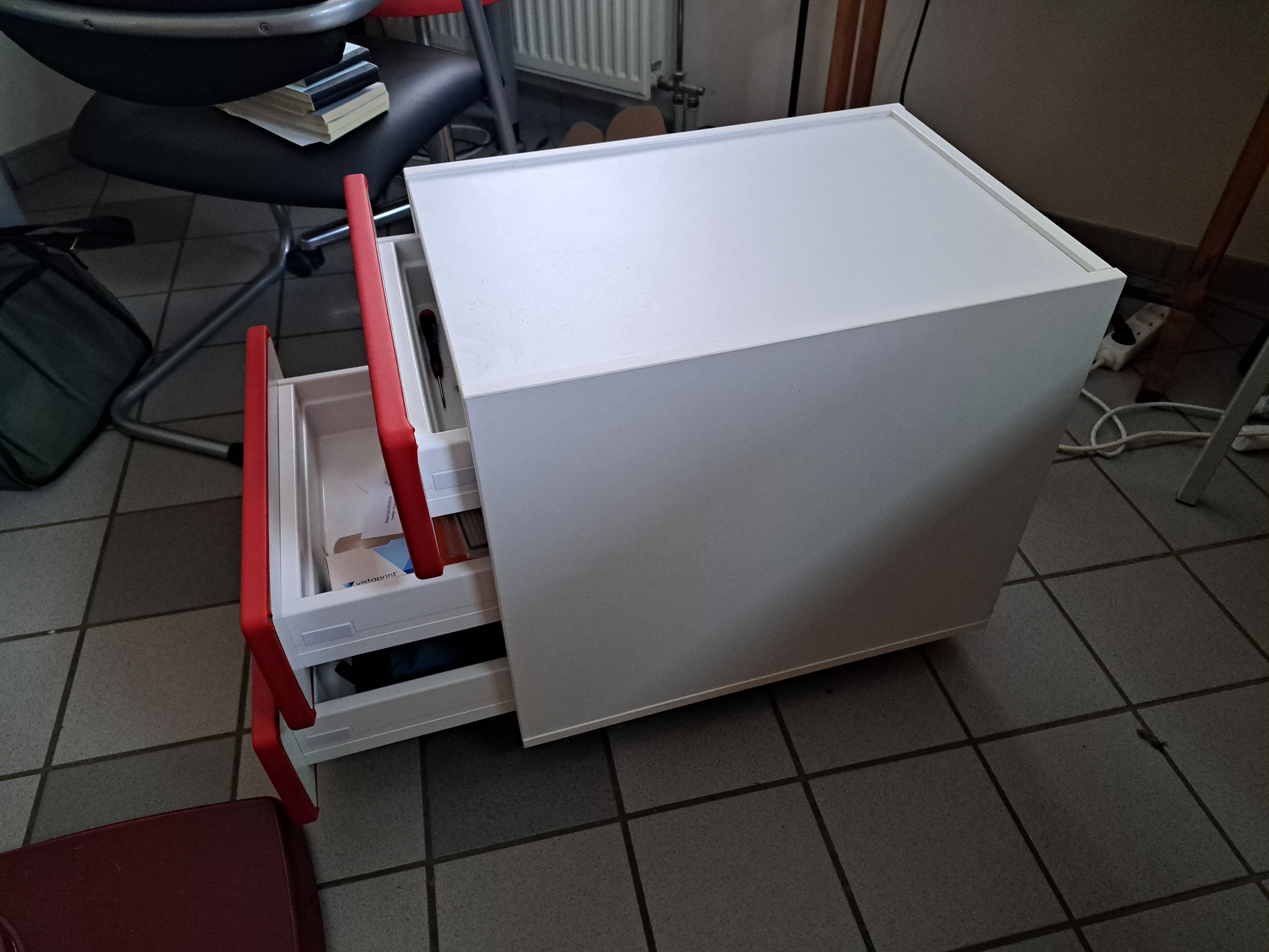A vendre divan d'examen et meuble 3 tiroirs sur roulettes assorti photo 2