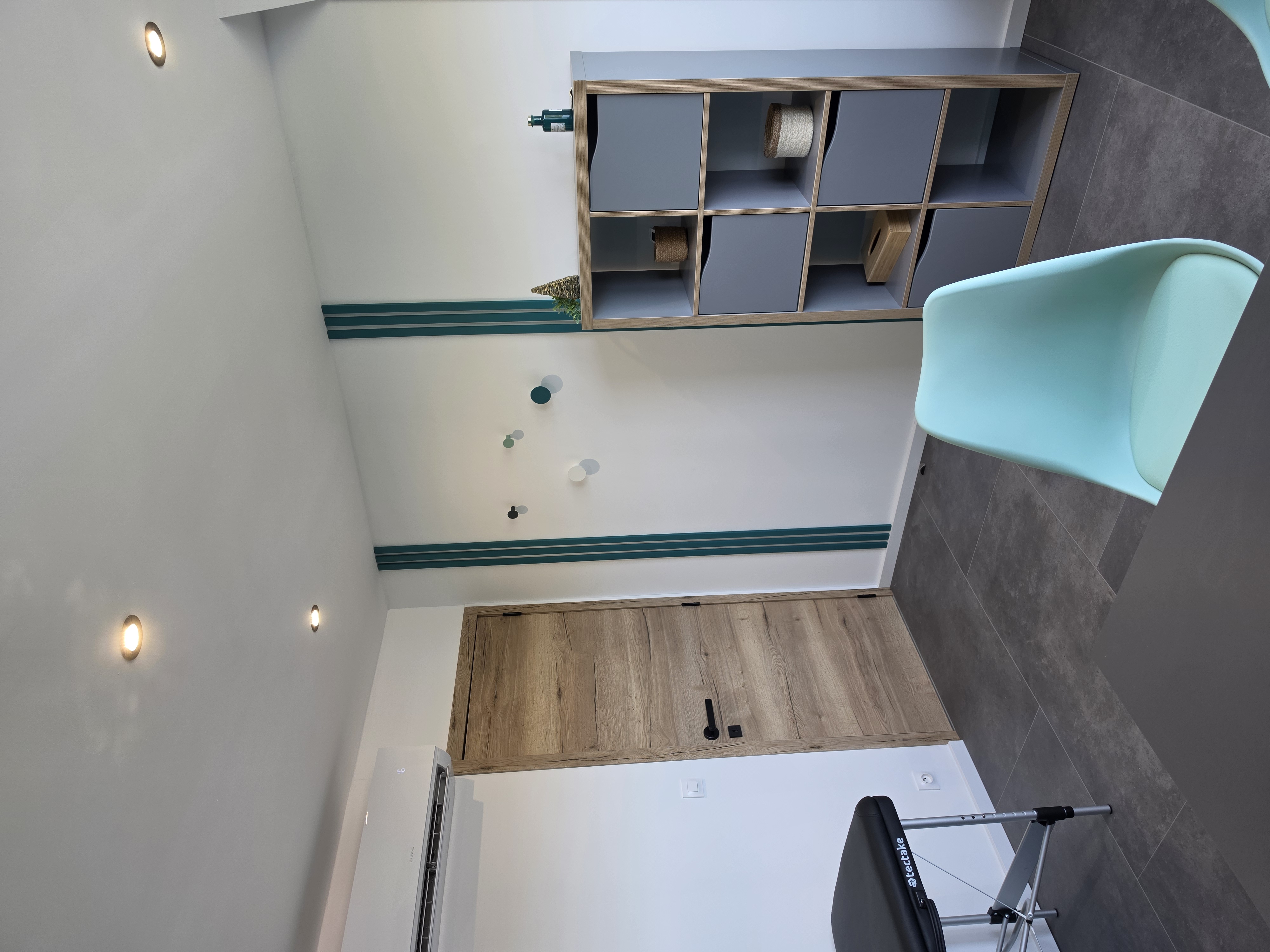 Location cabinet photo 9